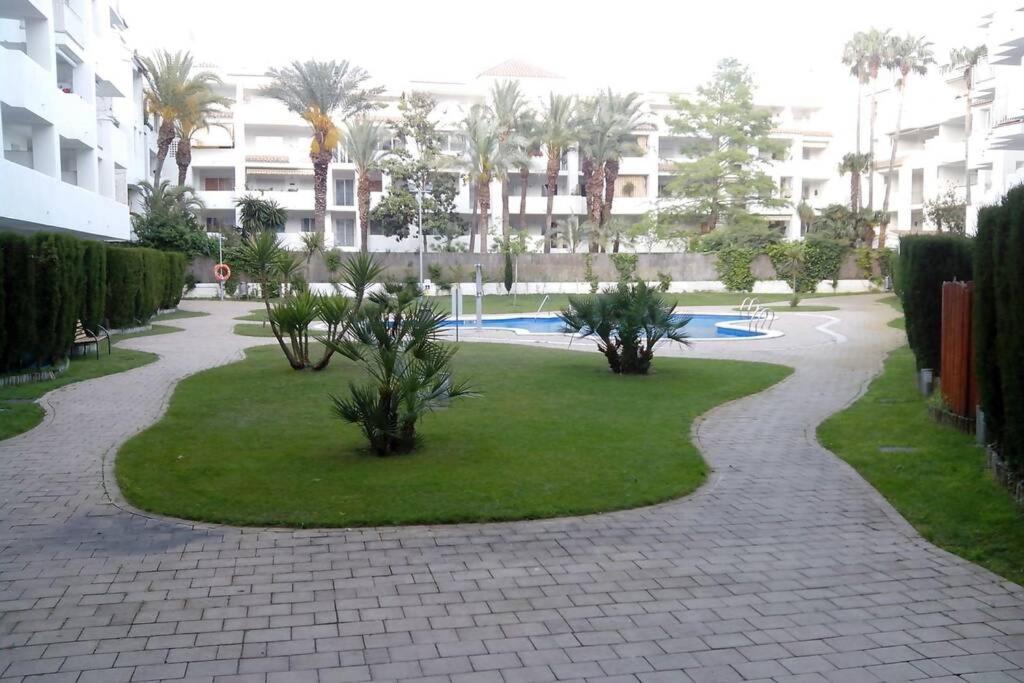 Bonito apartamento de 3 hab. con jardín Rosas Exterior foto