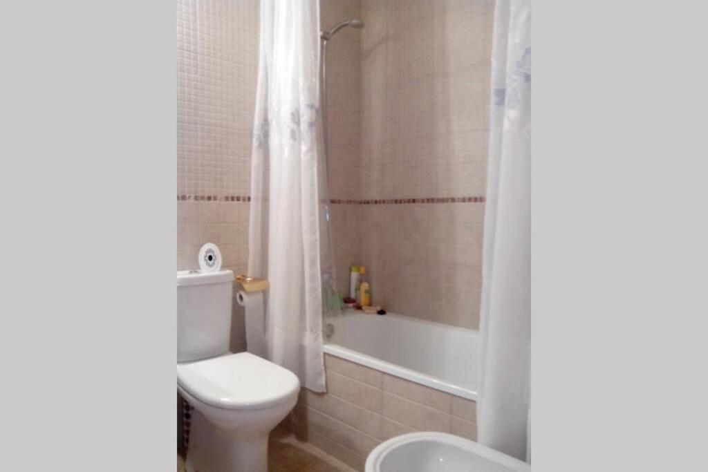 Bonito apartamento de 3 hab. con jardín Rosas Exterior foto